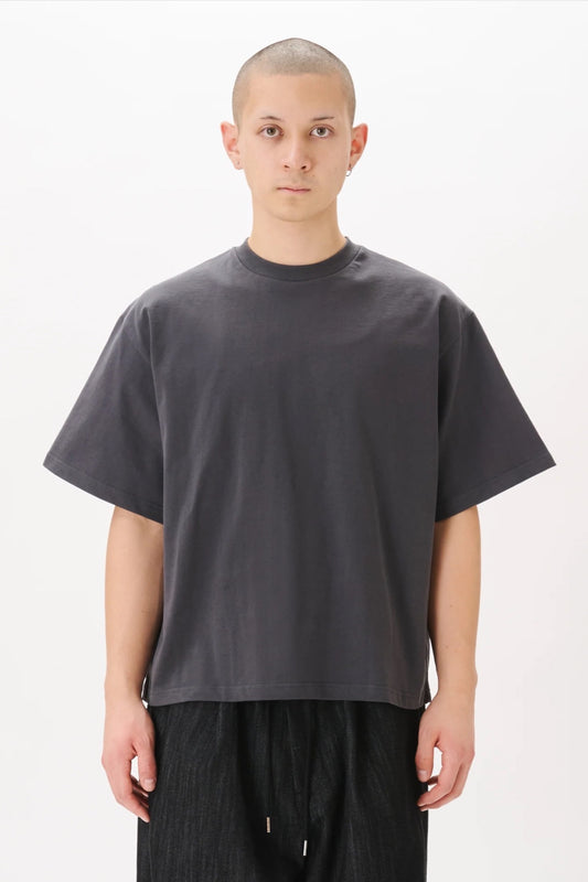 Estudio Niksen Signature Cropped Tee Charcoal | T-Shirt Court Coton Boxy Unisexe Corée | Edgar Bdx