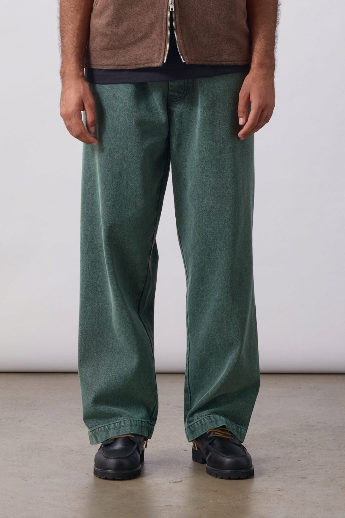 SERVICE WORKS Over-Dyed Easy Chef Pants Sage | Pantalon | Edgar Bdx