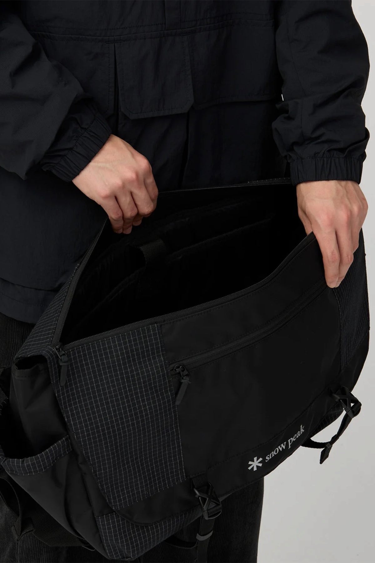 SNOW PEAK Grid Messenger Bag Black | Sac bandoulière | Edgar Bdx