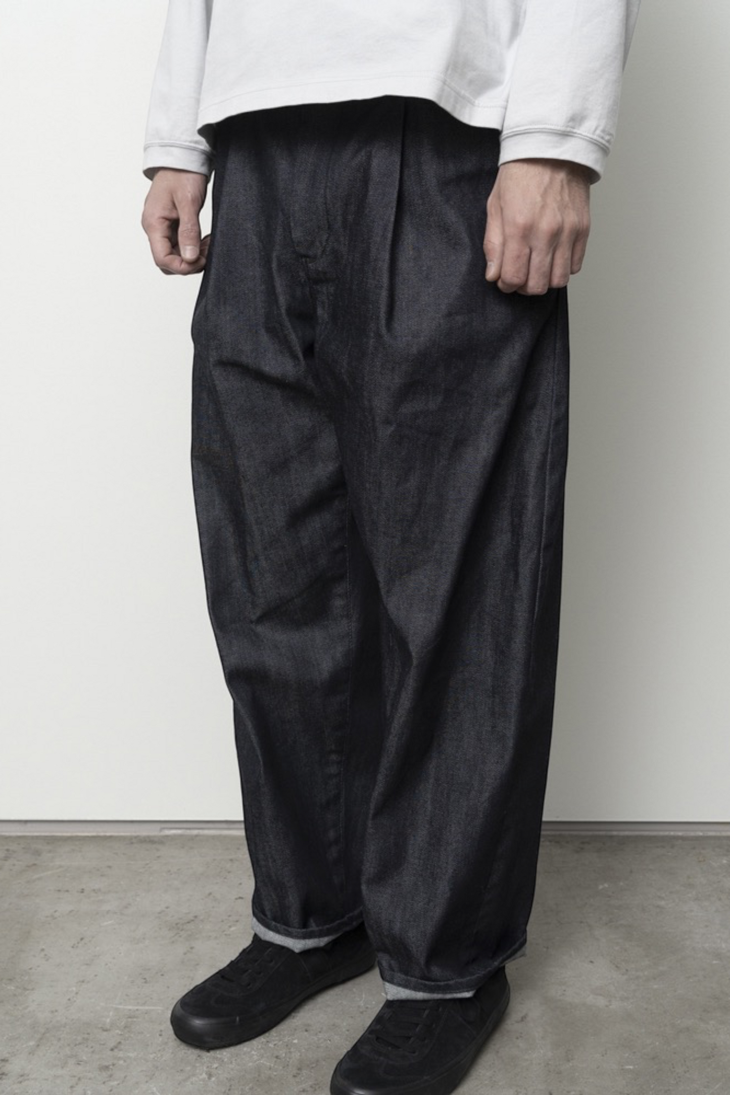 STILL BY HAND Deep Tuck Wide Denim Pants Navy | Pantalon Denim Selvedge Japonais | Edgar Bdx