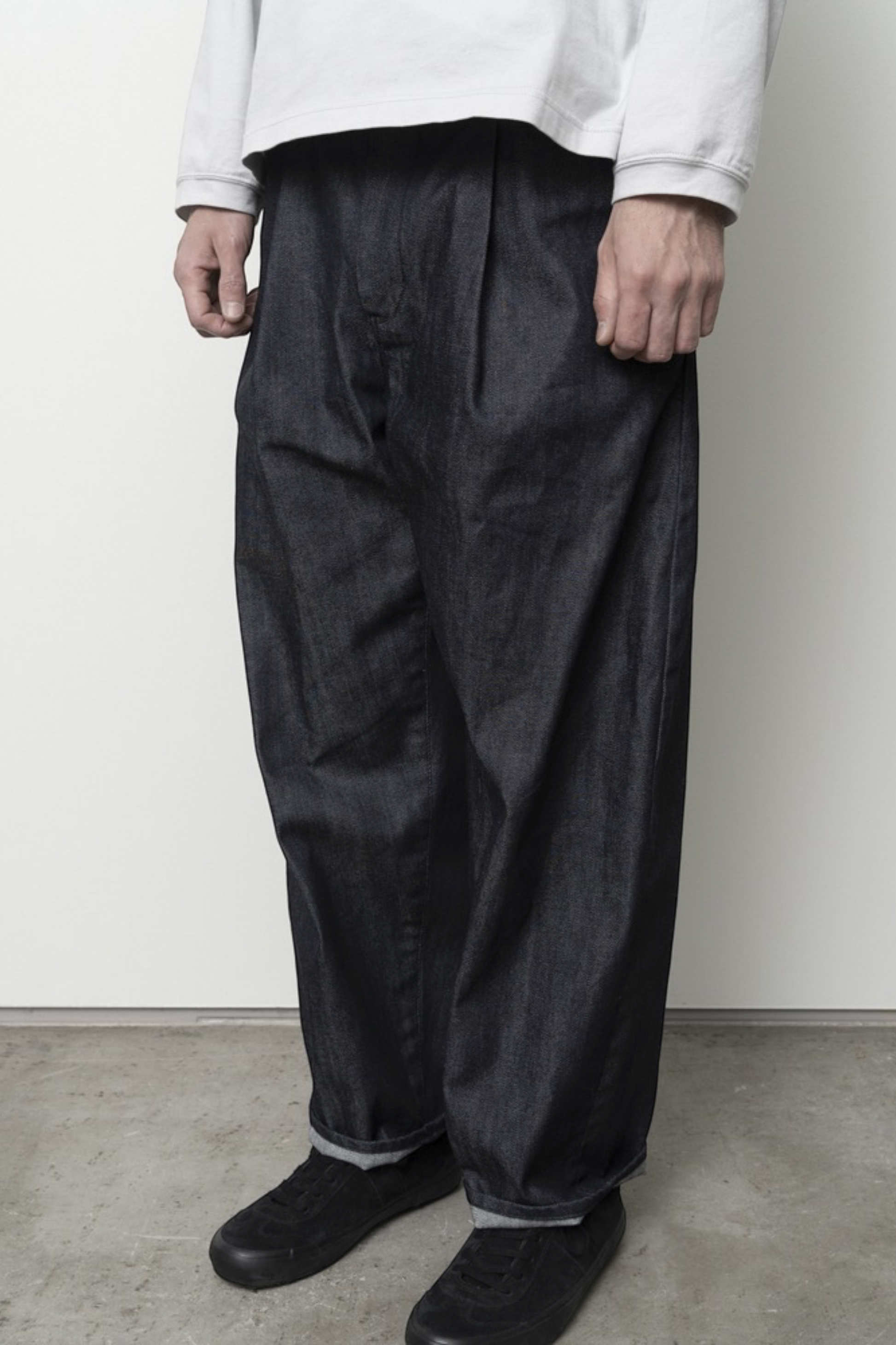STILL BY HAND Deep Tuck Wide Denim Pants Navy | Pantalon Denim Selvedge Japonais | Edgar Bdx