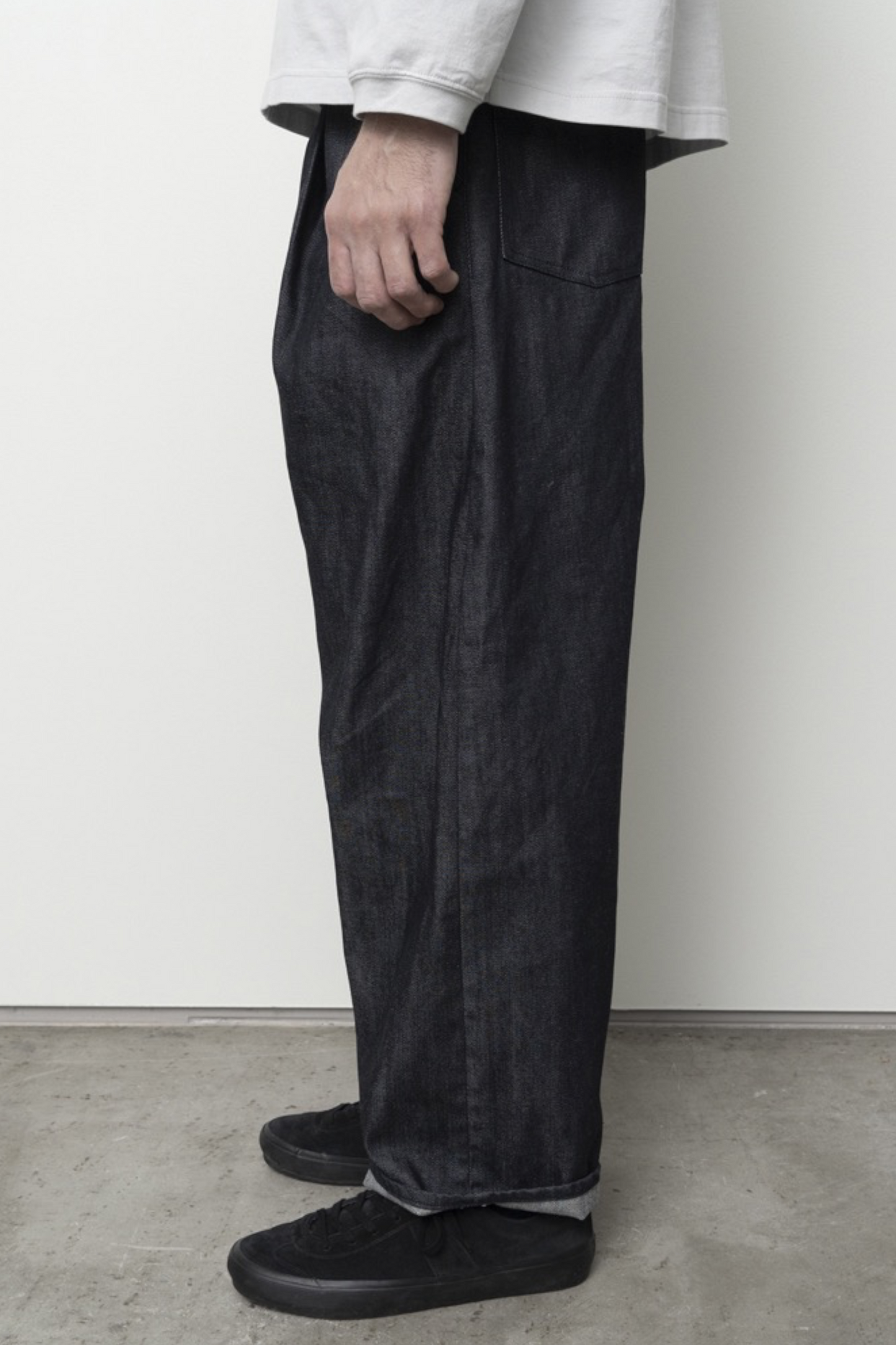 STILL BY HAND Deep Tuck Wide Denim Pants Navy | Pantalon Denim Selvedge Japonais | Edgar Bdx