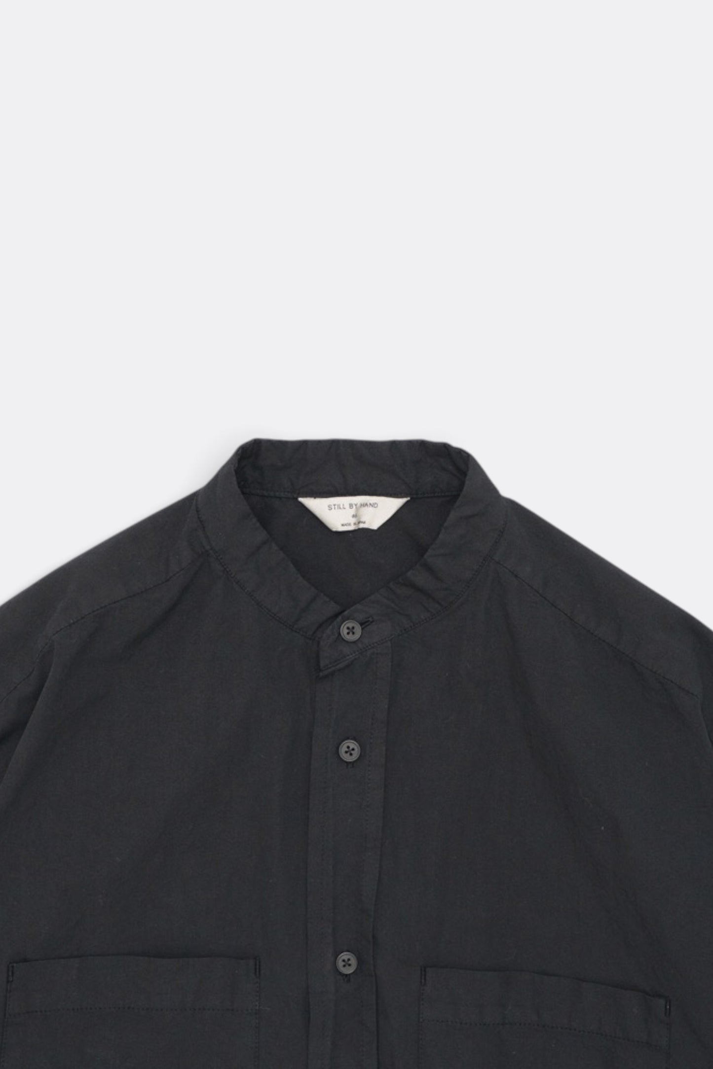 STILL BY HAND Garment-Dye Band Collar Shirt Ink Black | Chemise Coton Japonais | Edgar Bdx