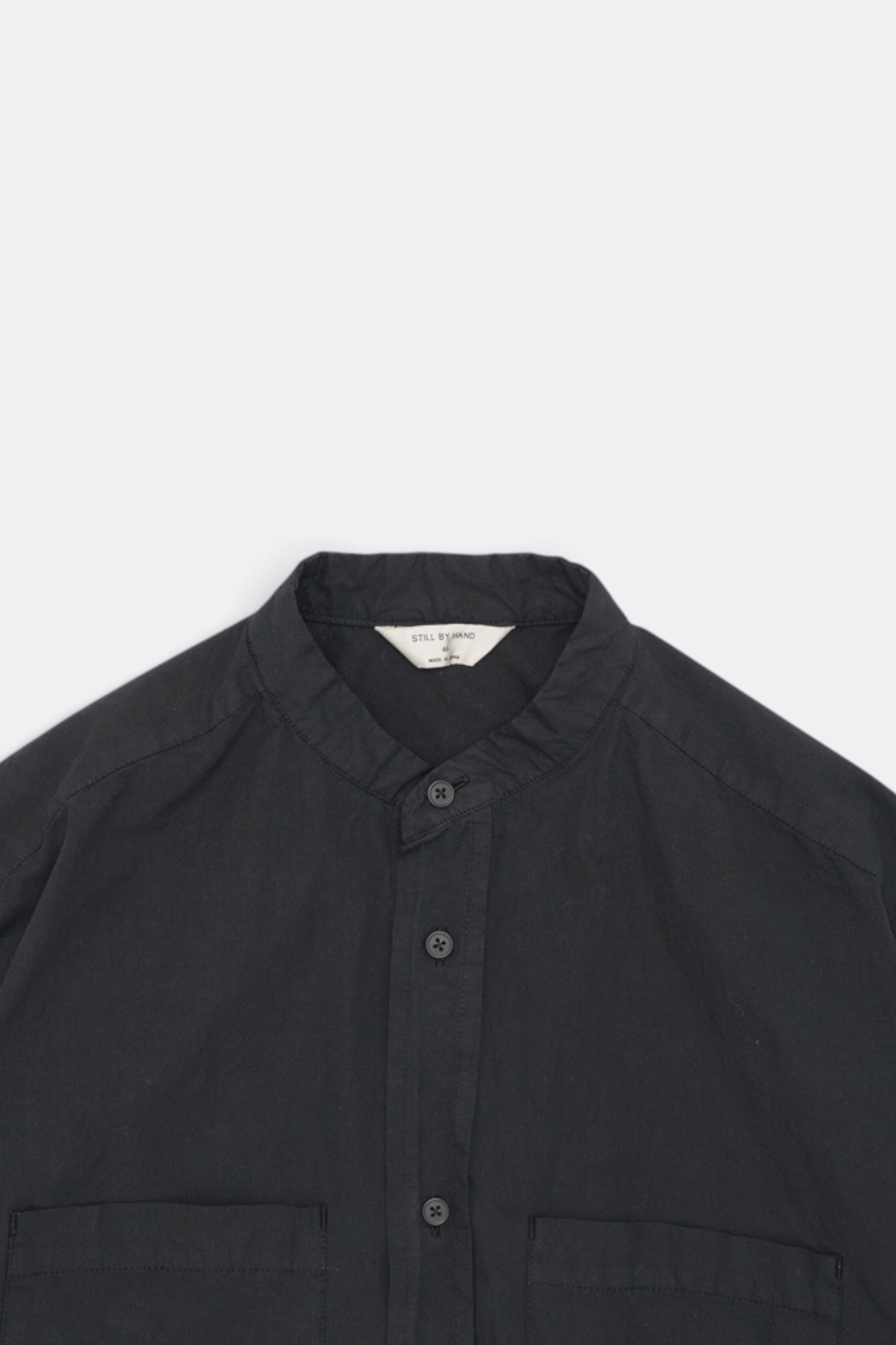 STILL BY HAND Garment-Dye Band Collar Shirt Ink Black | Chemise Coton Japonais | Edgar Bdx
