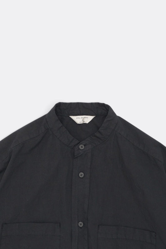 STILL BY HAND Garment-Dye Band Collar Shirt Ink Black | Chemise Coton Japonais | Edgar Bdx