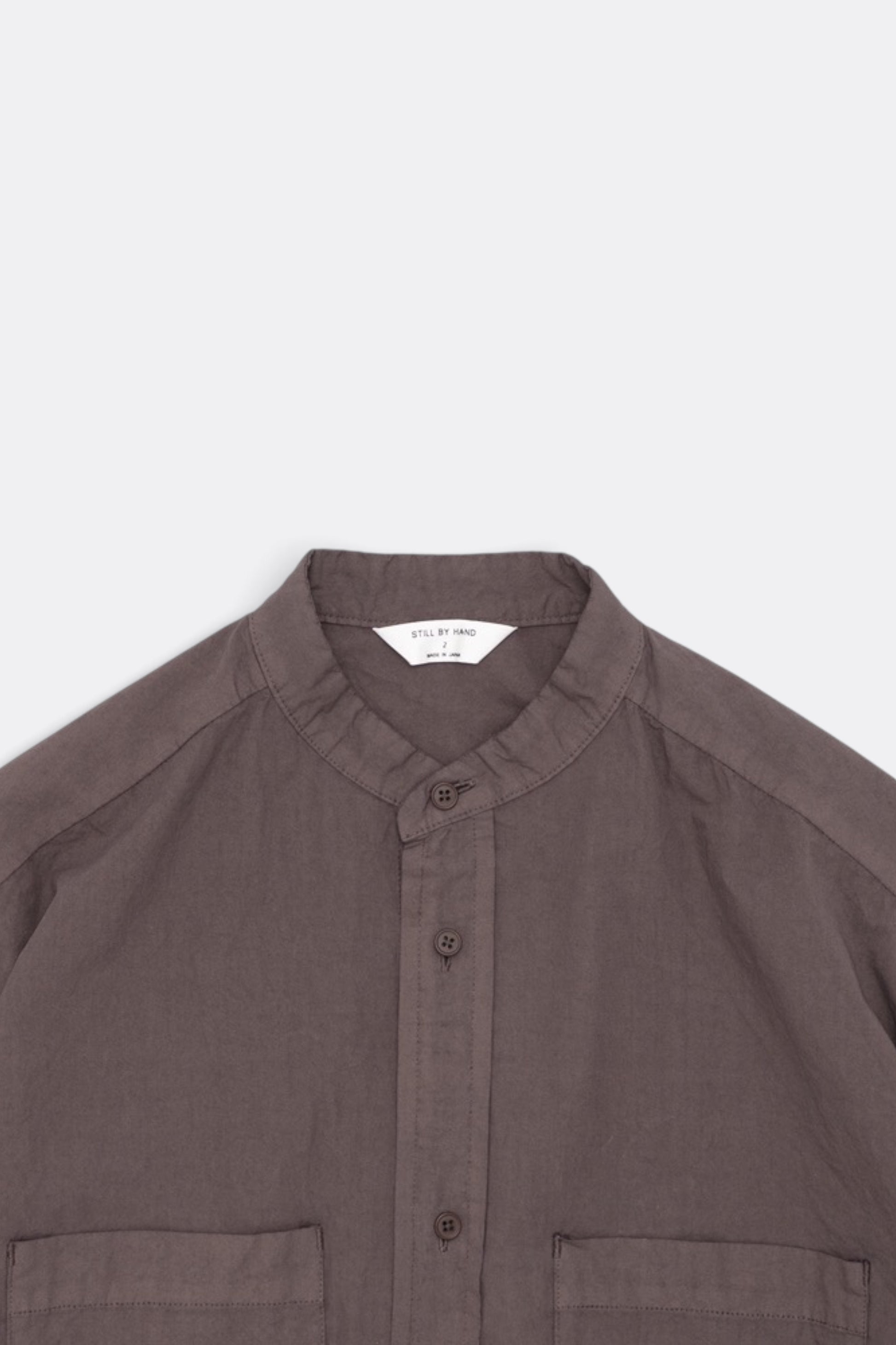 STILL BY HAND Garment-Dye Band Collar Shirt Reddish Brown | Chemise Coton Japonais | Edgar Bdx