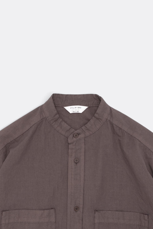 STILL BY HAND Garment-Dye Band Collar Shirt Reddish Brown | Chemise Coton Japonais | Edgar Bdx