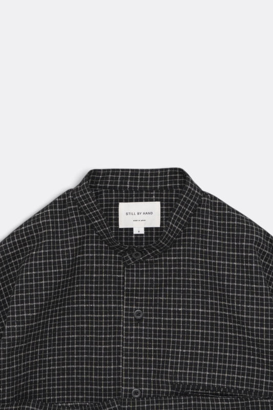 STILL BY HAND Silk Nep Band Collar Shirt Black Check | Chemise Soie Coton Japonais | Edgar Bdx