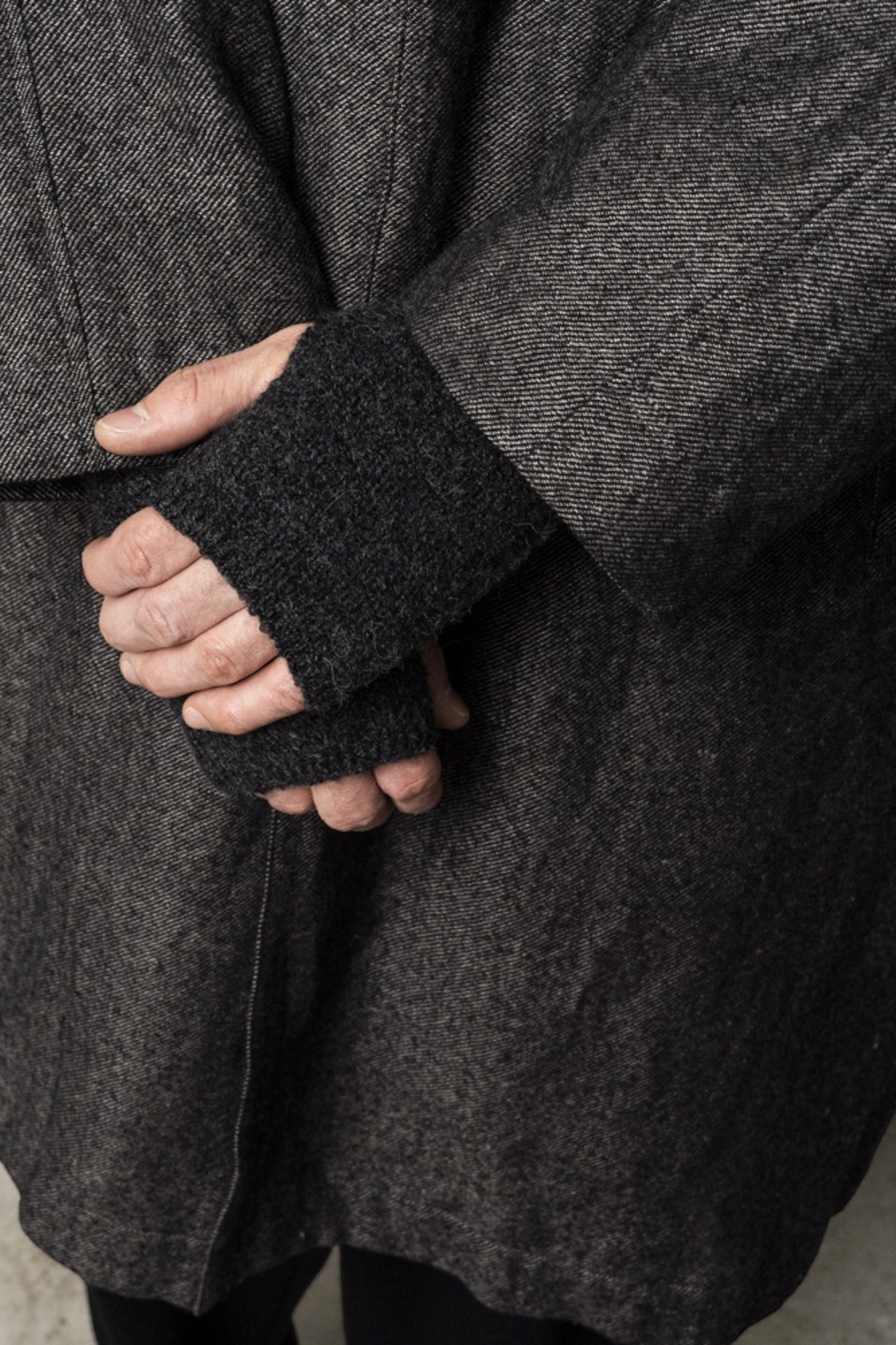 STILL BY HAND Wrist Warmer Alpaca Yarn Charcoal | Mitaines Alpaga Japonais | Edgar Bdx