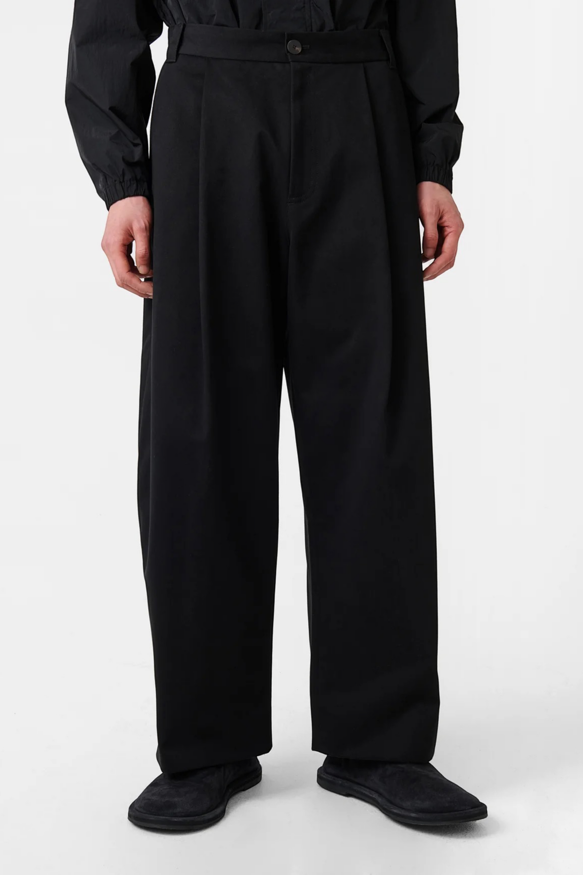 STUDIO NICHOLSON Sorte Pleated Pant Black | Pantalon Coton Premium | Edgar Bdx