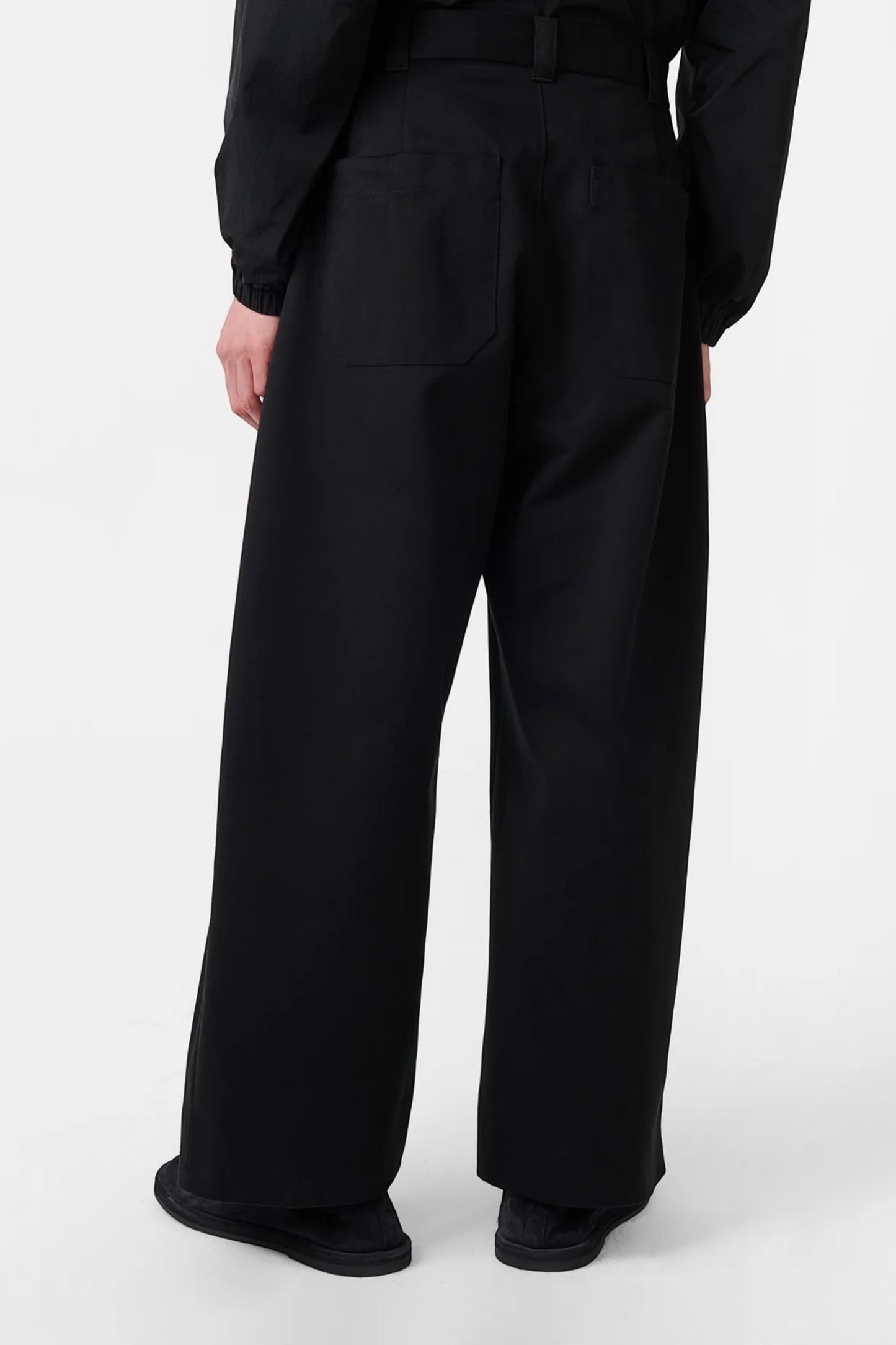 STUDIO NICHOLSON Sorte Pleated Pant Black | Pantalon Coton Premium | Edgar Bdx