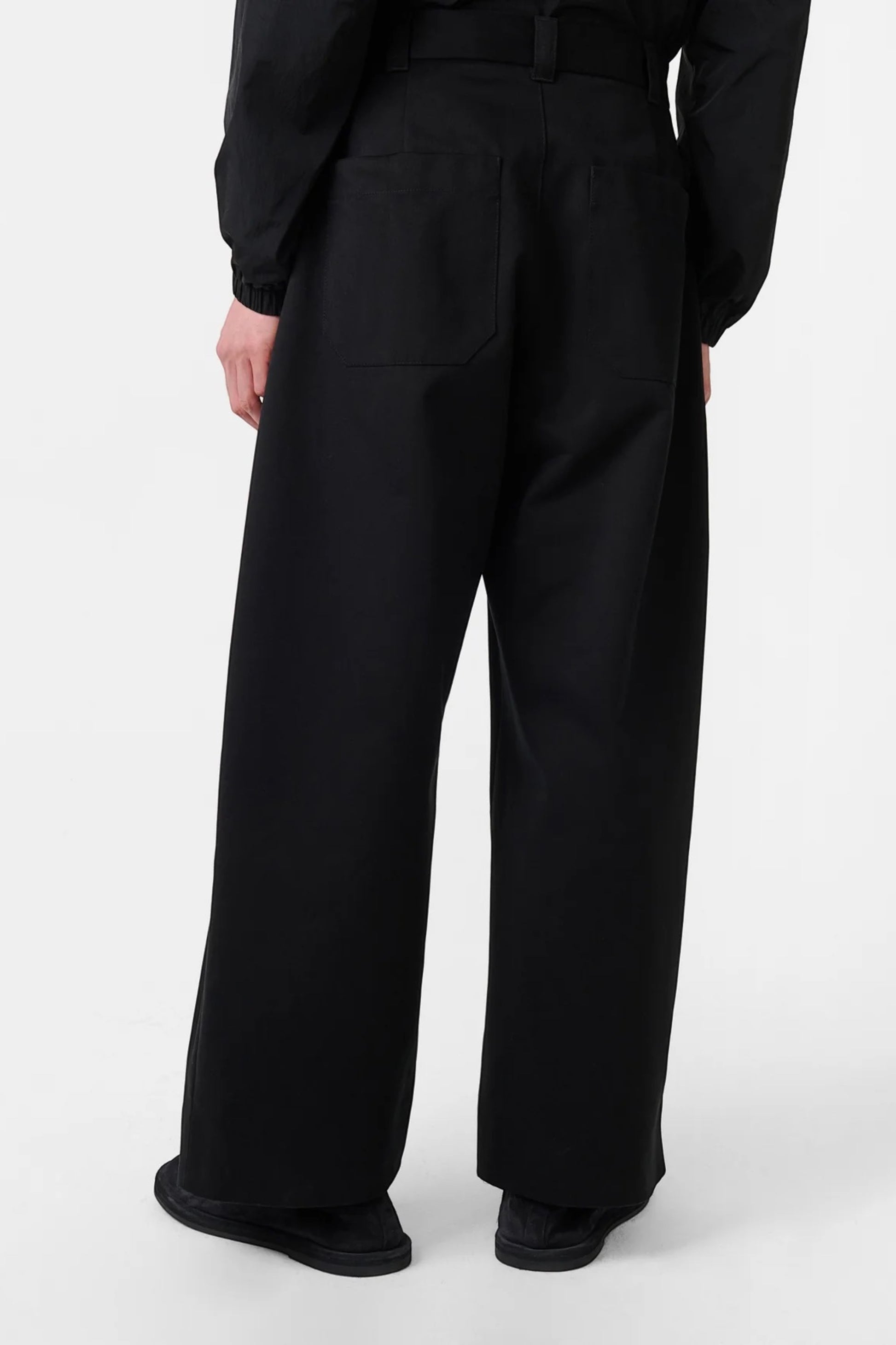 STUDIO NICHOLSON Sorte Pleated Pant Black | Pantalon Coton Premium | Edgar Bdx